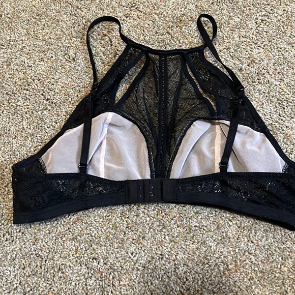 VS VERY SEXY BRALETTE BLACK LACE CUTOUT Size cutoff ( Size 34B ) - Picture 5 of 15